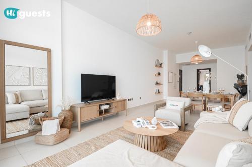 HiGuests - Premier Beachfront Stylish 2BR Apt and Maid Room - Tap to explore photos