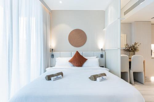Luxe Central Marina Studio with Rooftop Pool - Tap to explore photos