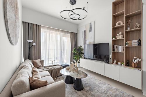 Luxurious 1-Bedroom Apartment - Tap to explore photos