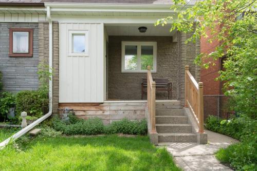 Bright and Quiet Bedroom near Subway, Koreatown and UofT - Tap to explore photos
