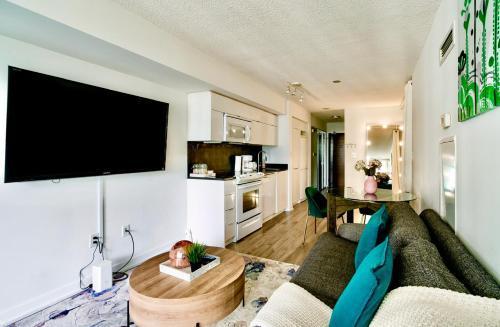 Spectacular condo downtown with a view - Tap to explore photos