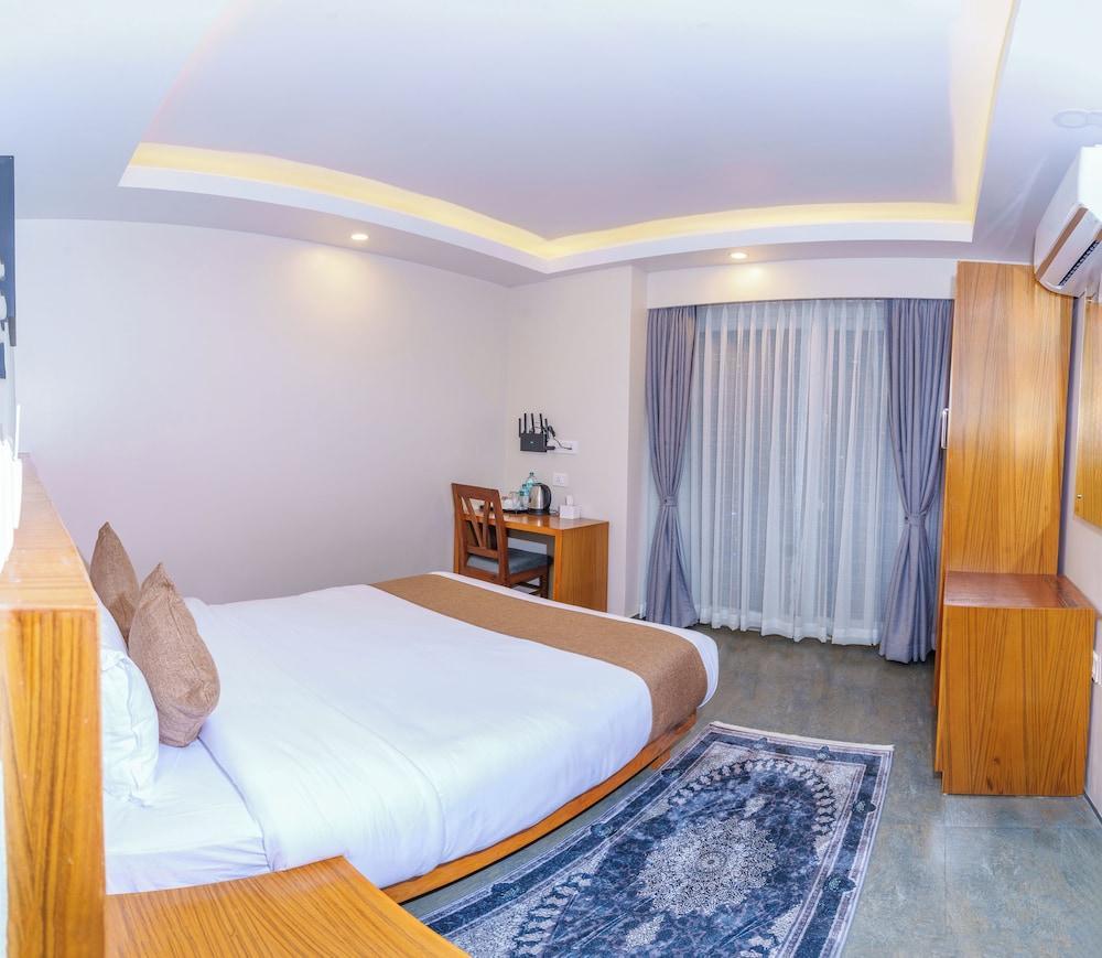 Bay Hotel Room Type - Deluxe Single Room, Balcony, Mountain View