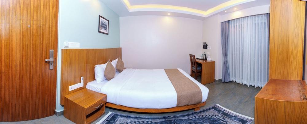 Bay Hotel Room Type - Deluxe Double Room, Lake View