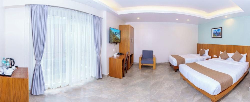 Bay Hotel Room Type - Family Triple Room, Balcony, Mountain View