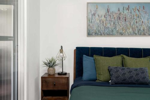 Convenient 1BR walk to CN Tower or Lake - Tap to explore photos
