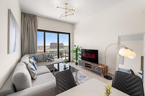 Chic 1 Bedroom Apt with Pool, Gym & Free Parking - Tap to explore photos