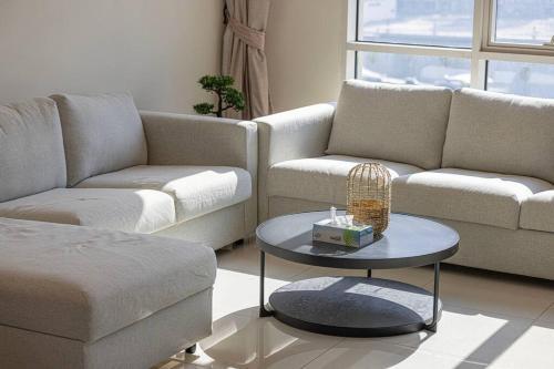 EaseMyTrip - Prime Business Bay Apt with Canal and Marina Views - Tap to explore photos