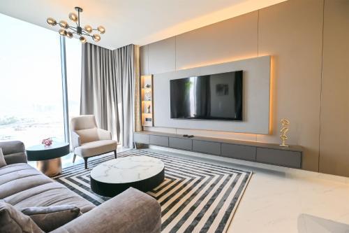 Stylish 1BR by the Lagoon in District One Meydan - Tap to explore photos