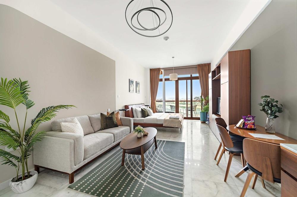 Silkhaus Chic Studio in Palm Jumeirah | Sea View - Tap to explore photos