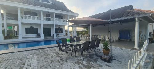 Private TTDI Villa Pool & BBQ, Pingpong table, 6BR, Sleeps 25pax and family friendly
