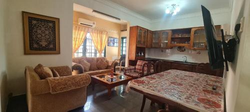 Private TTDI Villa Pool & BBQ, Pingpong table, 6BR, Sleeps 25pax and family friendly - Tap to explore photos