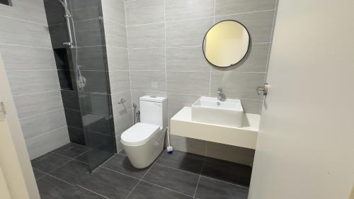 Cozy studio suite free parking Netflix Trion KL - Tap to explore photos