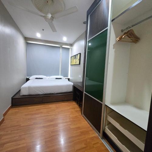 KLCC Large Apartment 3bed2bath - Tap to explore photos