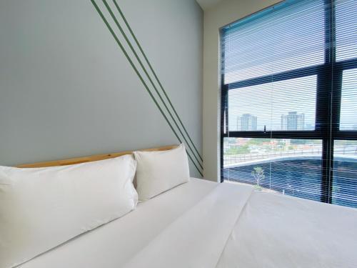 Studio Apartment At Regalia Residence And Suites By The Relaxstay - Tap to explore photos