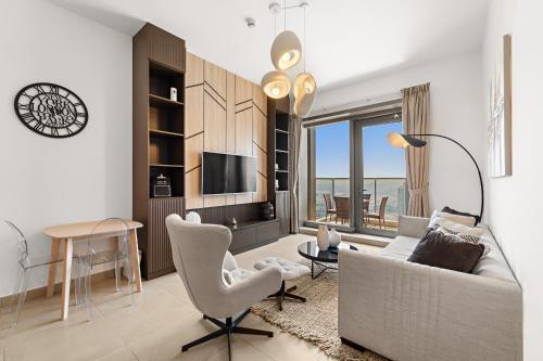 Waterfront View 1BR APT with Gym, Pool & Sauna - Tap to explore photos