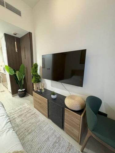 Chic and Cozy Studio - Tap to explore photos