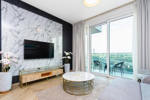 Citihome - Spacious 1Bedroom Apartment at 1 Residences - West - Tap to explore photos