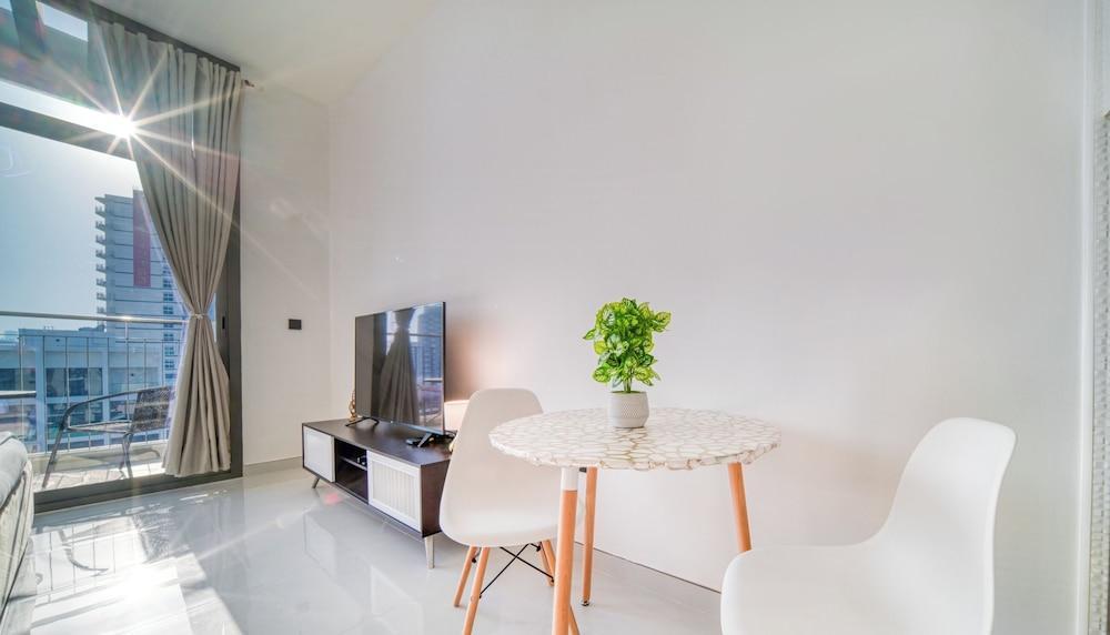 Elz Residence Stylish Studio Living - Tap to explore photos