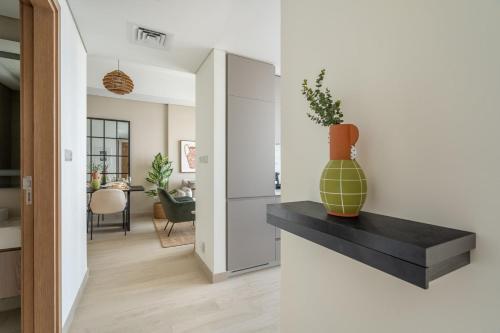 GuestReady – 1BD l Beautiful Creek View l Balcony - Tap to explore photos