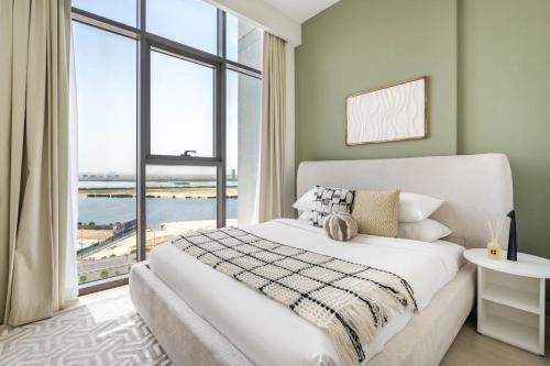 GuestReady – 1BD l Beautiful Creek View l Balcony - Tap to explore photos