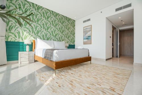 Escape24 Luxury 2BR Sterling East Tower Business Bay Dubai - Tap to explore photos