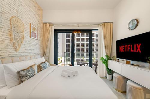Lovely Apt Near The Burj with Pool, Gym & BBQ Area - Tap to explore photos