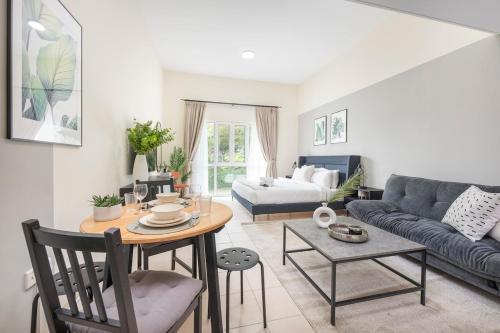 Warm Studio With Access to Tropical-Style Swimming Pool in Discovery Garden - Tap to explore photos