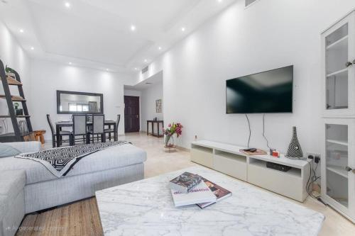 Delightful 2-Bedroom Apartment at Belvedere Dubai Marina with Balcony Views - Tap to explore photos