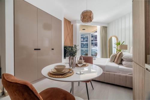 GuestReady - Elegant studio at Urban Oasis - Tap to explore photos