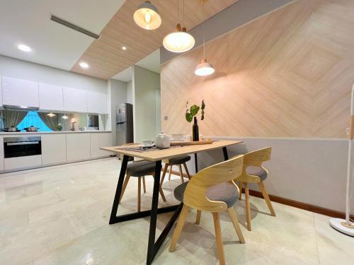 Sky Suites Centrale 3BR Suite at KLCC - Tap to explore photos