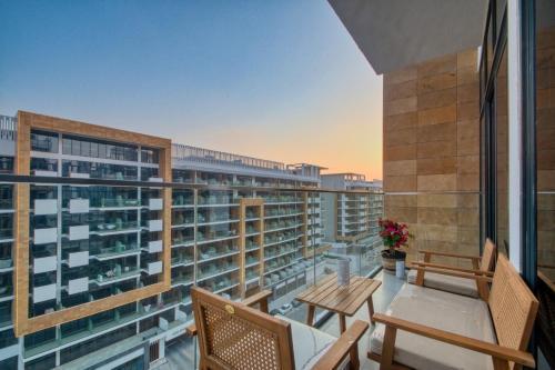 Dream Inn - 2 Bedroom Apartment with Balcony & Pool Access, Azizi Riviera - Tap to explore photos