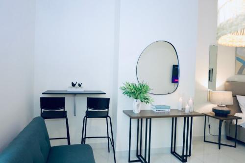 Dubai Charming Studio - Free Parking - Tap to explore photos
