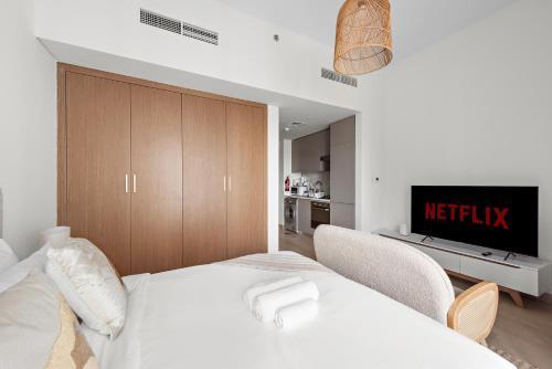 Charming Studio Apartment near Dubai Fountain - Tap to explore photos