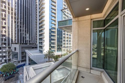 Stylish & Upgraded 2BR Apartment Near Dubai Mall - Allsopp & Allsopp - Tap to explore photos