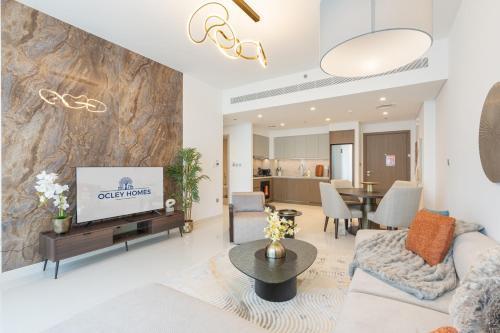 High End Home with Private Beach Access - Tap to explore photos