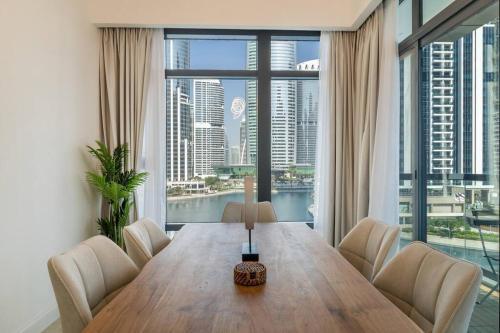 Stunning Skyline Lakeview Apartment - Tap to explore photos