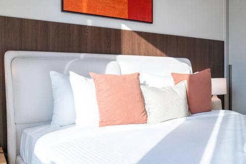 Stunning with Top-tier Amenities near Burj Khalifa - Tap to explore photos