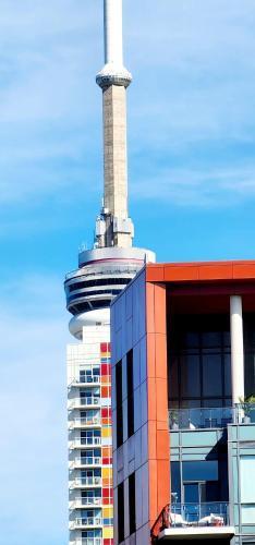 Lakeview Condo in Downtown with Free Parking.