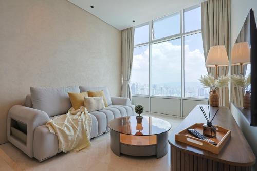 Sky Suites KLCC By Calm Sojourn - Tap to explore photos