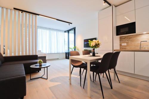 Sunny Apartment in Smichov, Prague 5 - Tap to explore photos