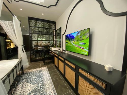 Scarletz Suites KLCC by Rainbow Tree - Tap to explore photos
