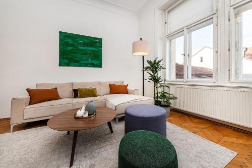 Spacious two-bedroom apartment in Old Town - Tap to explore photos