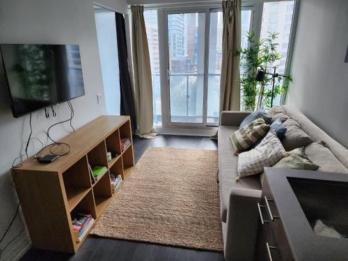 Stylish Stay Toronto Oasis - Reg # STR-2309-HMVRVX exp Feb 21, 2026 - Tap to explore photos