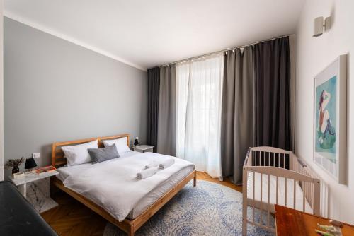Gallery Apartment - Tap to explore photos
