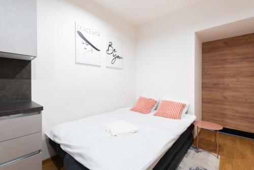 Spacious 3BR Apartment I Metro I near Karlin Square - Tap to explore photos