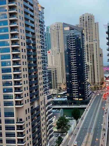 Spacious Studio Apartment in Dubai Marina with Balcony