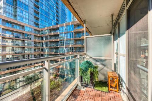 Downtown 2 bedroom Gem with Free Parking - Tap to explore photos