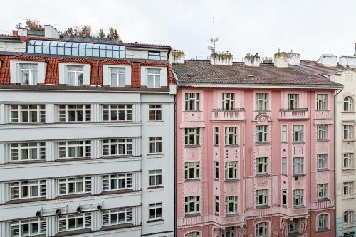 Elegant Old Town Apt with Balcony