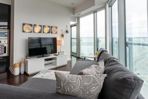 High Rise Condo with Stunning Lake and CN tower view - Tap to explore photos
