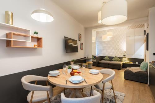Old Town Lighthouse Apartment Near Dlouhá Street - Easy Self Check in Room Type - Family Studio